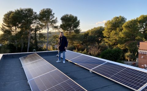 Marc Segura, CEO de Solcam, a una de les instal·lacions fotovoltaiques d'aquesta empresa.