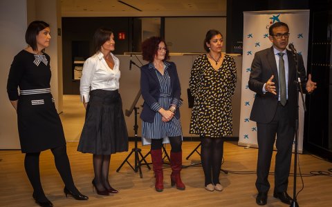 Els representants de l'entitat financera i les autoritats locals durant la presentació de la nova oficina. FOTO: CEDIDA.