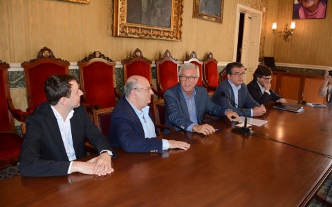 D’esquerra a dreta: l’eurodiputat socialista, Javi López; l’eurodiputat popular, Santiago Fisas; l’alcalde de Tarragona, Josep Fèlix Ballesteros; el primer tinent d’alcalde, José Luis Martín, i el conseller Javier Villamayor. FOTO: CEDIDA.