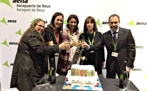 Els responsables de la companyia i l'aeroport, celebrant el vol inaugural. FOTO: CEDIDA.
