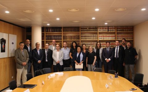 Els integrants de la Taula amb la rectora de la URV, Maria José Figueras.