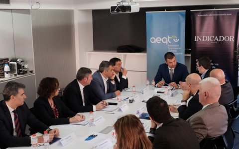 La taula rodona s'ha celebrat a la seu de l'Associació Empresarial Química de Tarragona, l'AEQT.