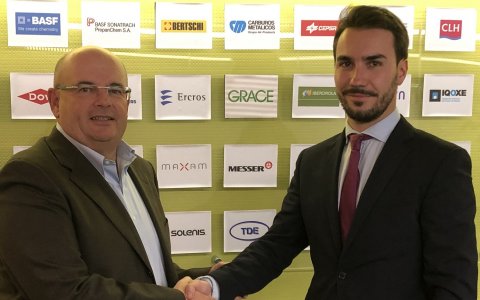 Juan Pedro Díaz, gerent de l'AEQT i Daniel Gómez, responsable de Mercat de Tecnatom. FOTO: CEDIDA.