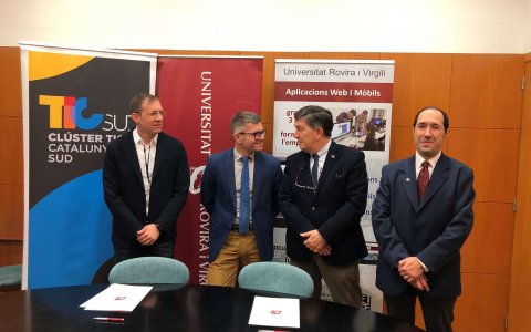 D’esquerra a dreta Jordi Castellà, director del Departament d’Enginyeria Informàtica i Matemàtiques, Marc Arza, president del Clúster TIC Catalunya Sud, Josep Anton Ferré, rector de la URV i Domènec Puig, director de l'ETSE. FOTO: CEDIDA.