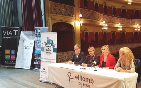 El representant de la Via T, les regidores de Comerç de Reus i Tarragona, i la representant d’El Tomb de Reus, a la roda de premsa celebrada aquest matí a Reus. FOTO: CEDIDA:
