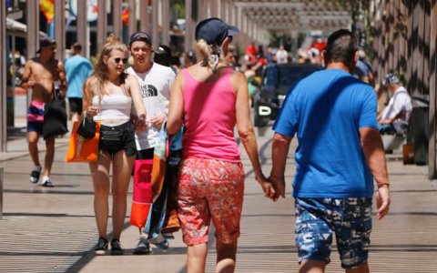 Turistes passejant pel centre de Salou.