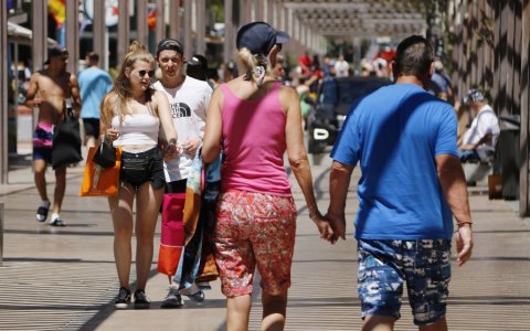 Turistes passejant pels carrers de Salou. FOTO: CEDIDA.