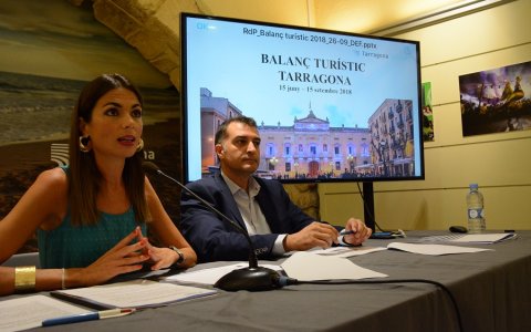 La consellera de Turisme i el gerent del Patronat Municipal de Turisme han presentat les dades de la temporada. FOTO: CEDIDA.