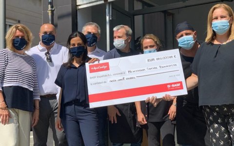 El xec de 6.000 euros pel menjador social de Bonavista. FOTO: CEDIDA