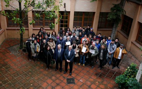 El regidor d'Ocupació amb els participants dels programes de formació ocupacional de Vallsgenera. FOTO: CEDIDA.