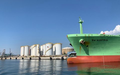 Un vaixell apropant-se als dipòsits que Vopak Terquimsa té al Port de Tarragona. FOTO: CEDIDA.