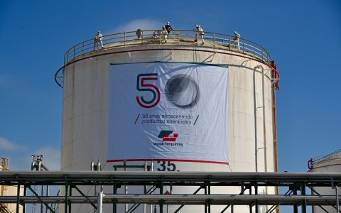 Una gran lona amb el logo dels 50 anys cobreix un dels dipòsits de Vopak Terquimsa. FOTO: CEDIDA.