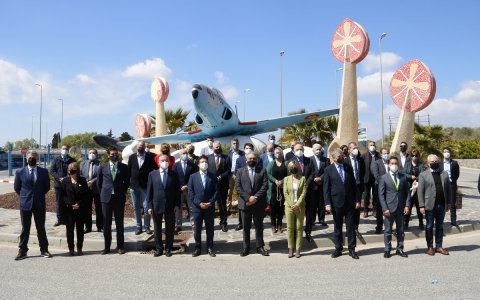 Foto de família de les autoritats del territori amb els representants de Binter.