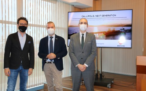 D'esquerra a dreta: l'alcalde de Vila-seca, Pere Segura, el president del Port, Josep Maria Cruset i el director de Repsol Tarragona, Javier Sancho. FOTO: CEDIDA.